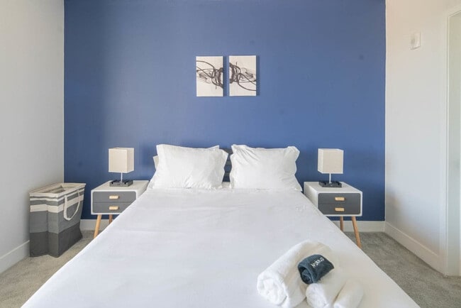 Building Photo - 688 W 1st St