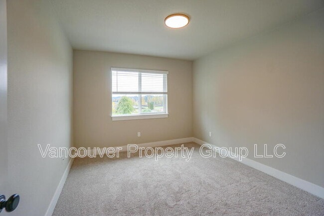 Building Photo - 2217 E Juniper Cir