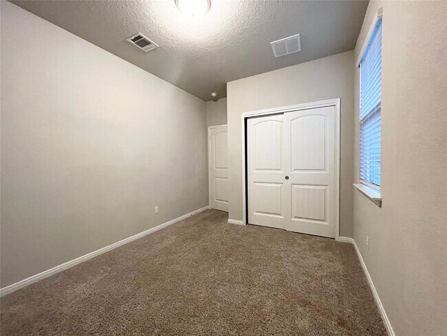 Building Photo - 105 Naset Dr