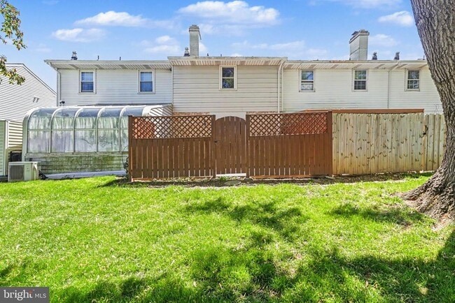 Building Photo - 933 E Maple St