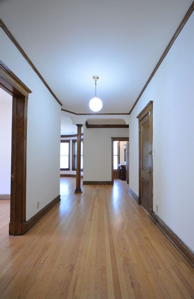 Building Photo - 849 W Sheridan Rd