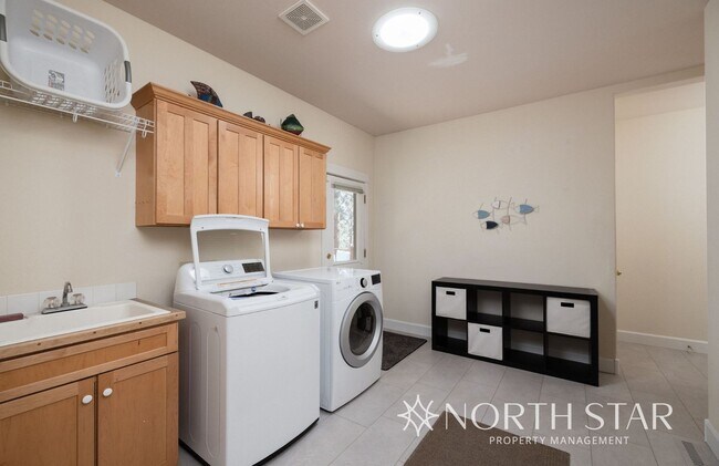 Building Photo - Spacious Bend 3 bed/2 bath Residence w/ Of...