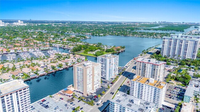 Building Photo - 1410 S Ocean Dr
