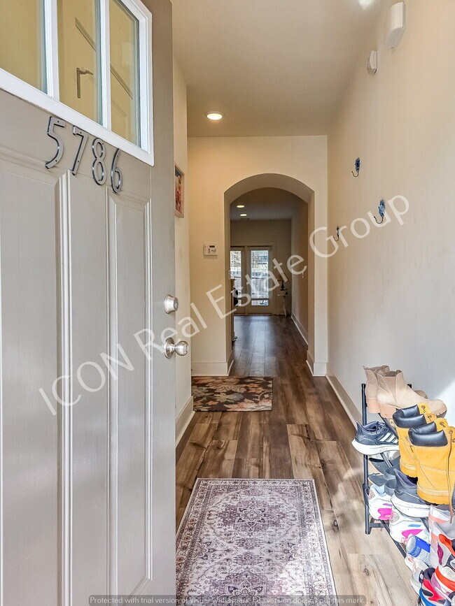 Building Photo - Spacious 3/2.5 Townhome