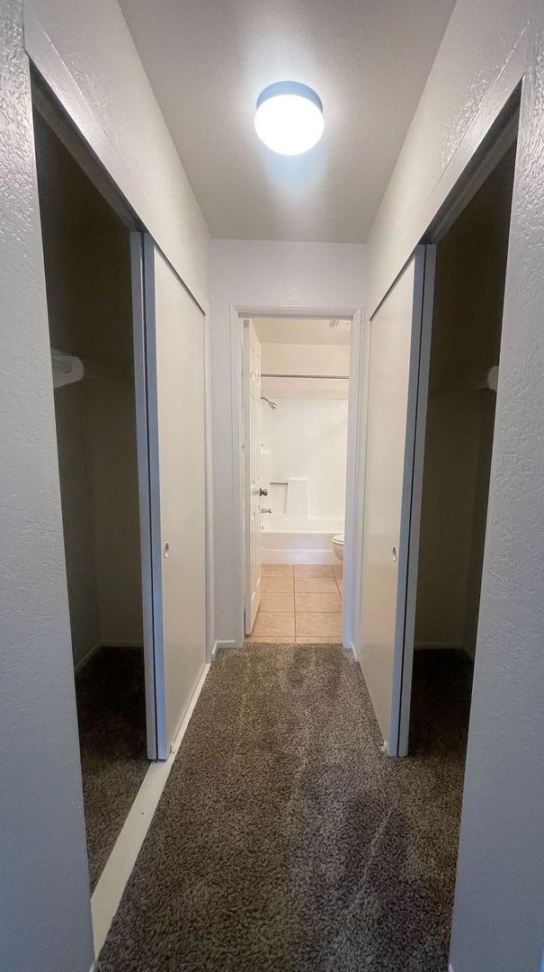Building Photo - Updated 2 Bedroom/ 2 Bath Condo In The Hea...