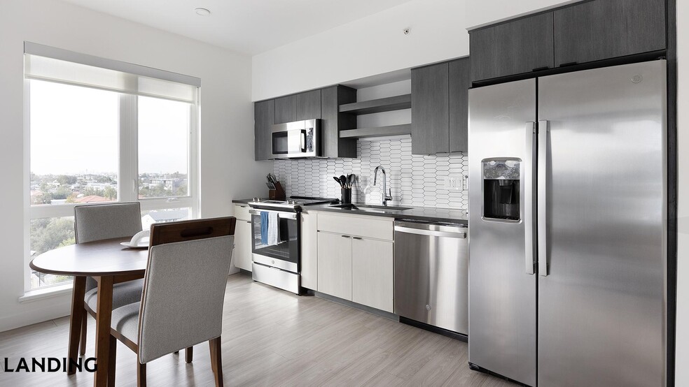 Building Photo - 707 S Farmer Ave