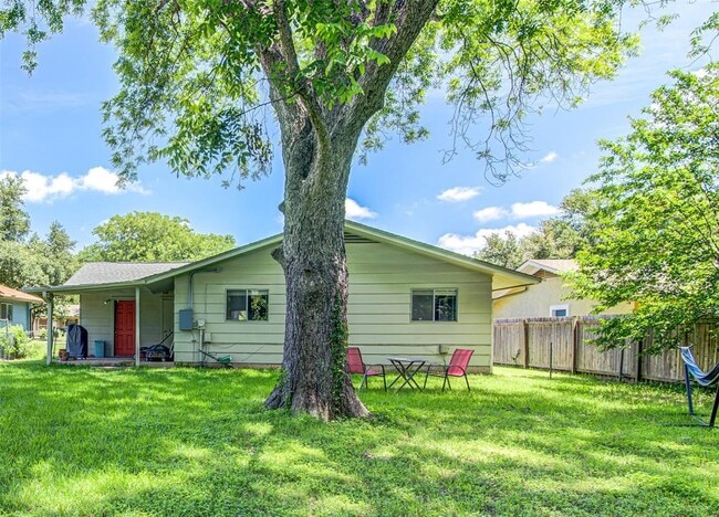 Building Photo - 807 Hill Wood Dr