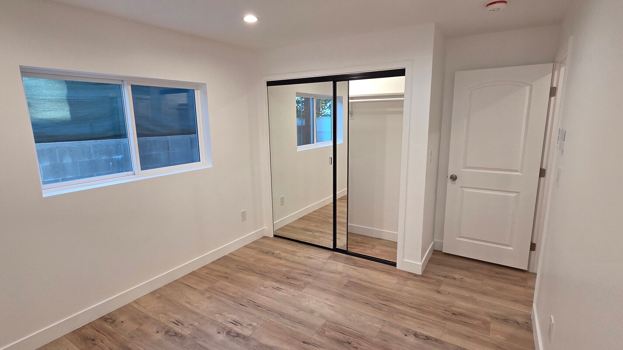 Building Photo - 805 W Glenoaks Blvd