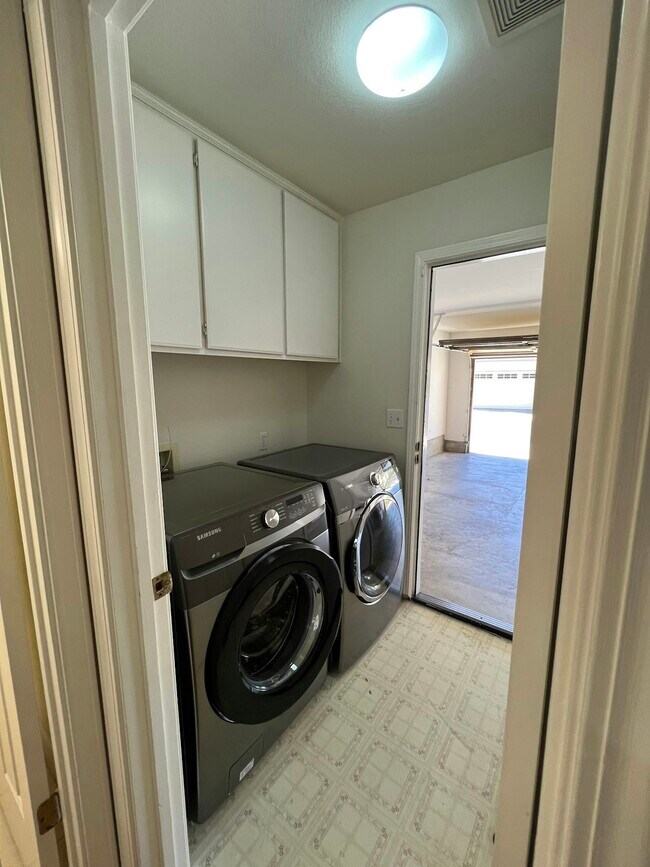 Building Photo - 388 Meadowhaven Way