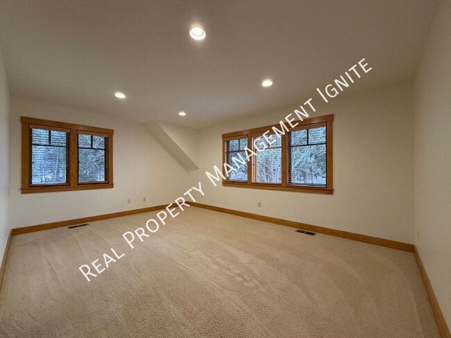 Building Photo - 453 S Pine St