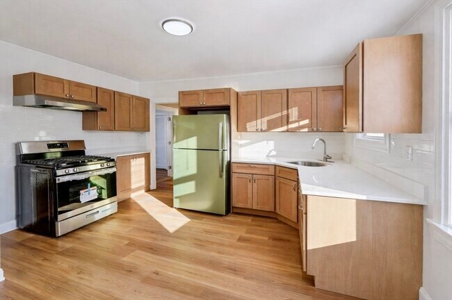 Building Photo - 559 Hyde Park Ave