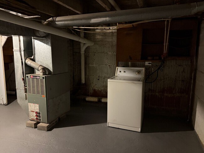 Building Photo - Three-bedroom Home In Baltimore