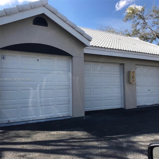 Building Photo - 2841 N Oakland Forest Dr