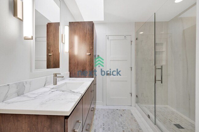 Building Photo - 4 BED & 2.5 BATH FOR RENT