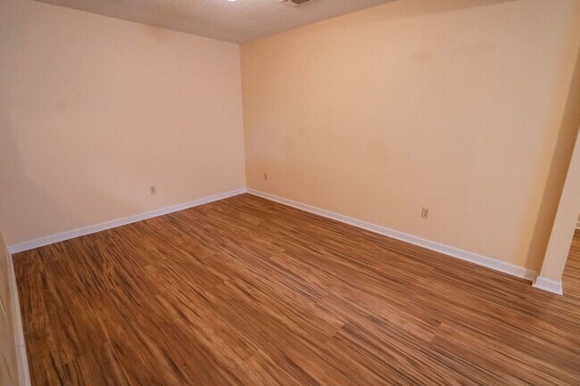 Building Photo - 2/1 Townhome in Twin Lakes