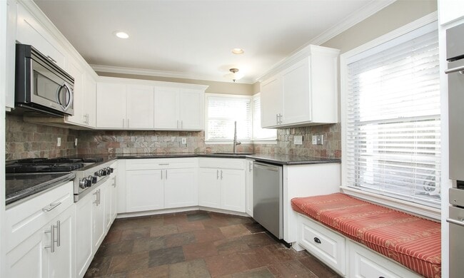 Building Photo - 4809 Saxon St