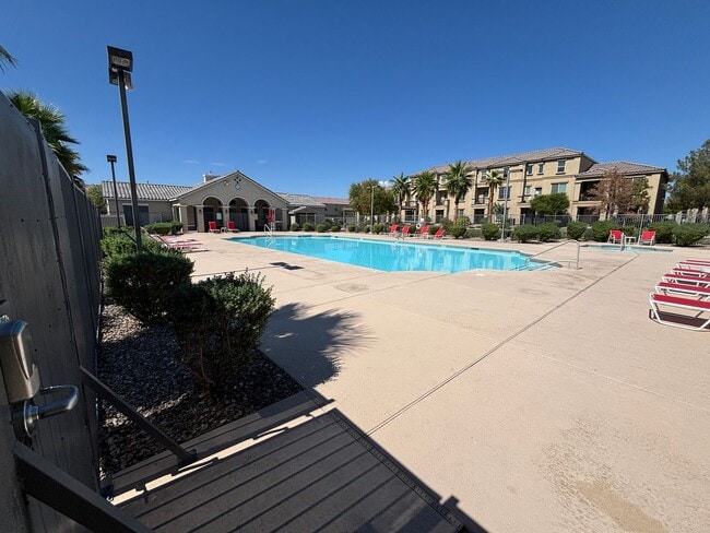 Building Photo - GUARD GATED 3 BED 2.5 BATH 2 CAR GARAGE TO...