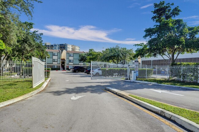 Building Photo - 2Bed/2Bath