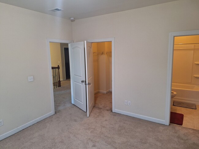 Building Photo - MARCH MOVE IN SPECIAL - $300 off FIRST FUL...