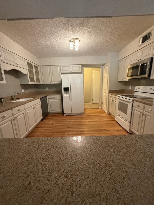 Building Photo - 504 Main St