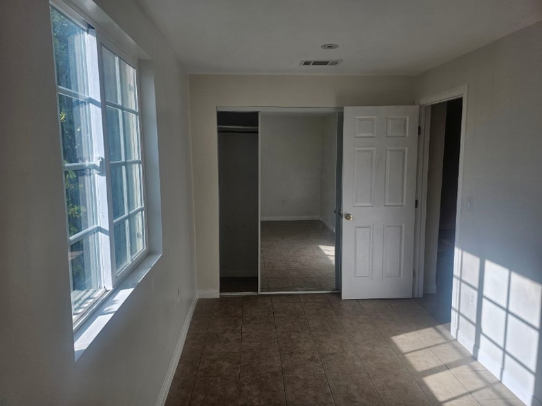 Building Photo - 1042 Hollister St