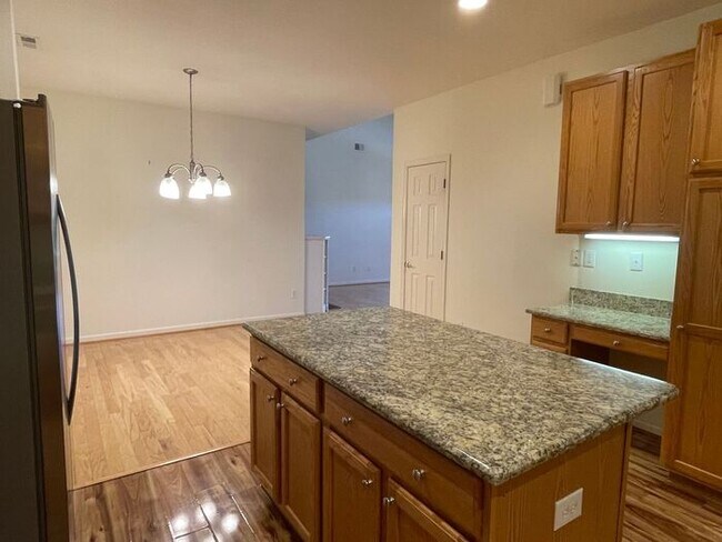 Building Photo - NW Brick Townhome, Granite Counter-Tops, W...