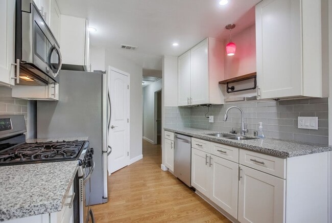 Building Photo - Single Story Duplex with Two Private Residences