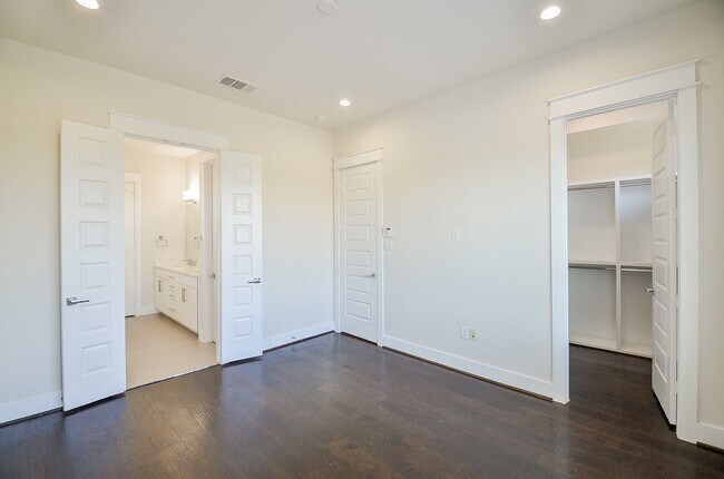 Building Photo - 2103 Engelmohr St