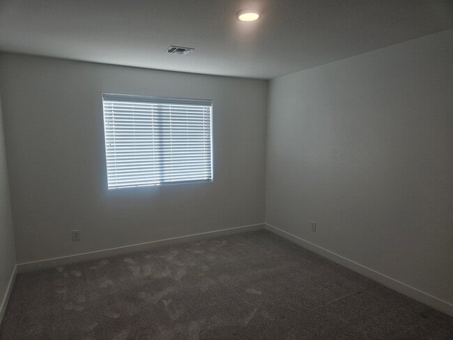 Building Photo - Los Lagos 3 Bed Room Home with Lake Views