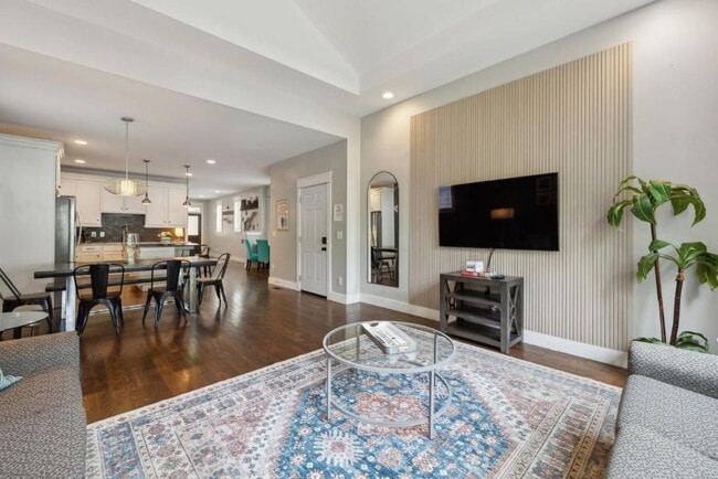 Building Photo - 1405B Stainback Ave