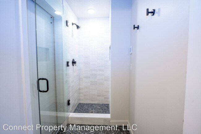 Building Photo - 6 br, 3.5 bath House - 121 W Graf Street