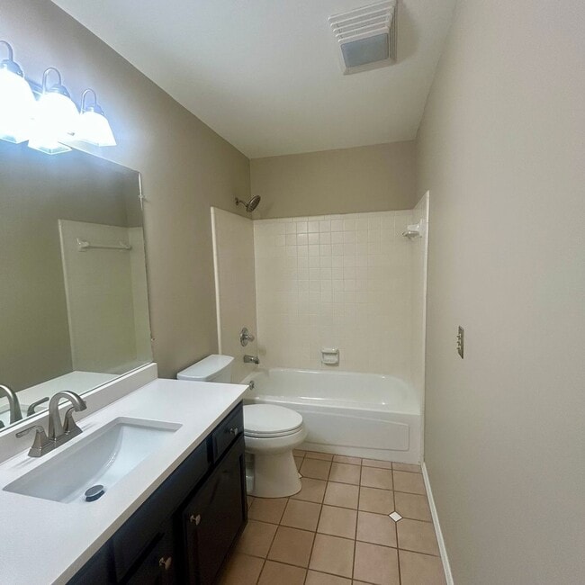 Building Photo - Enjoy Coming Home To This Beautiful and Well Maintained Home Close To Shopping, Restaurants & More!