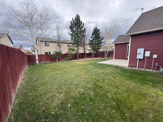 Building Photo - 705 Green Tree Dr