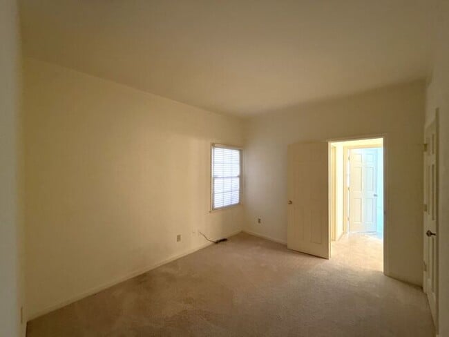 Building Photo - King John Condos