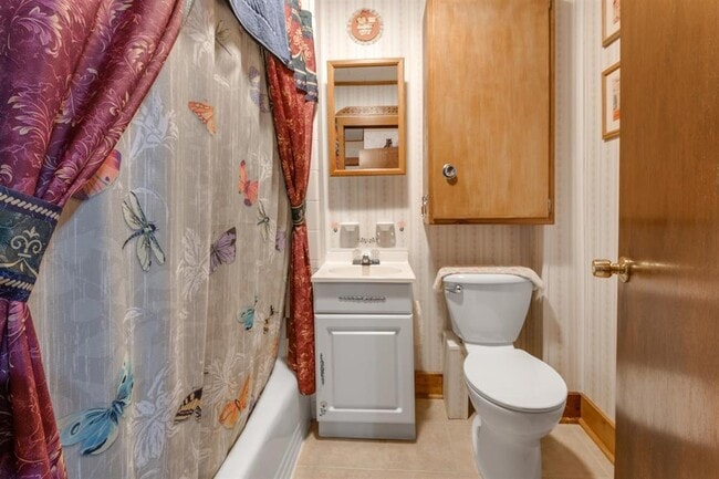 Building Photo - 637 Main St