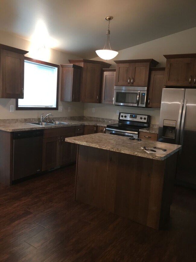 Building Photo - 3 Bed 2 Bath Twin Home