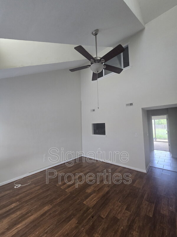 Building Photo - 3831 Buchanan Dr