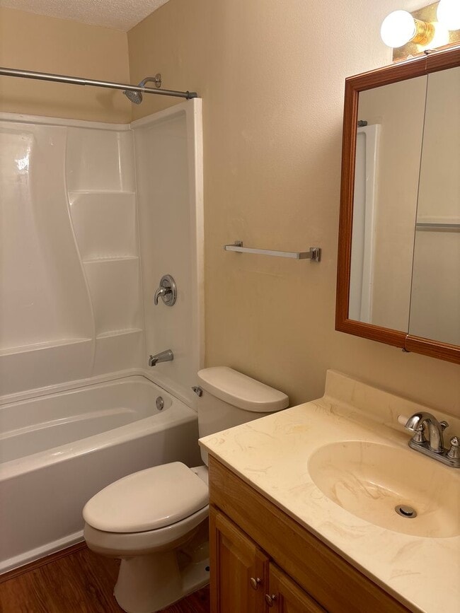 Building Photo - 2 Bedroom, 1.5 Bath Townhouse in Clinton, IA