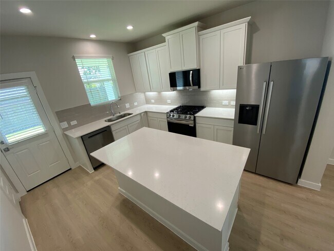 Building Photo - 40414 Gerygone Ln