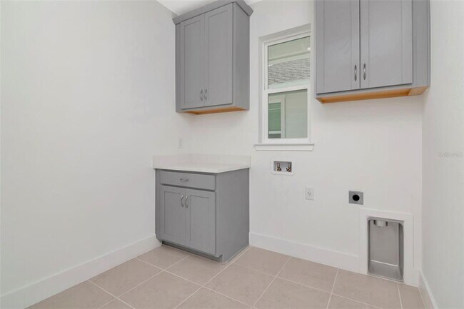 Building Photo - 402 E Oak Ave
