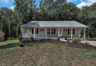 Building Photo - Charming 3-Bedroom Haven with 2 Full Baths...