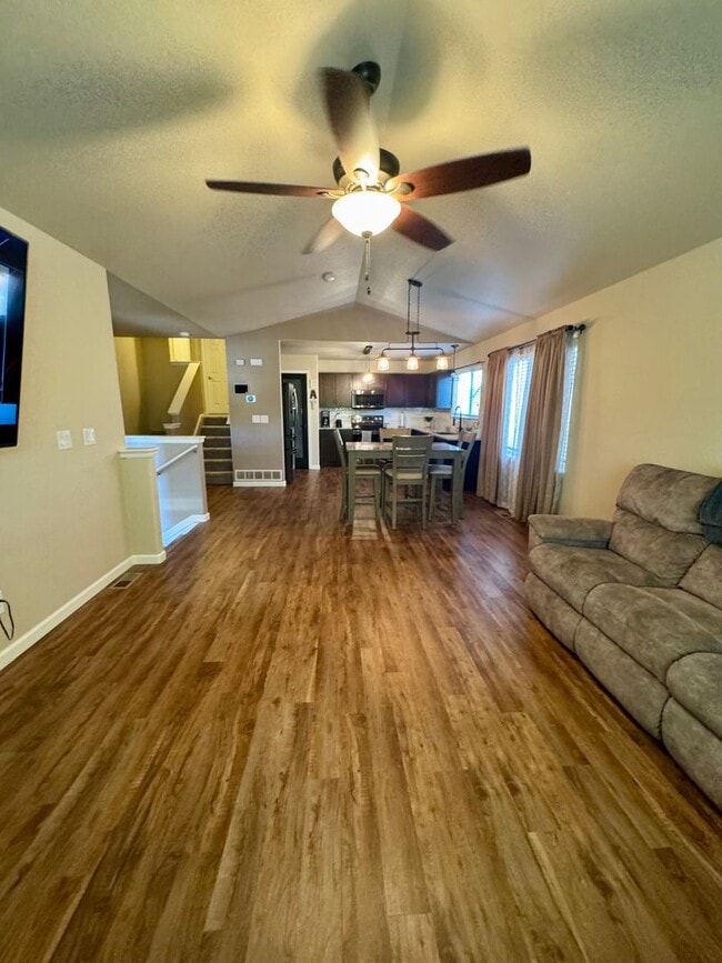 Building Photo - Lovely 3 bedroom/3 car tandem garage home ...