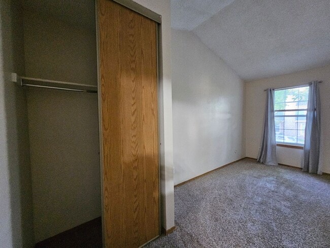 Building Photo - Spacious 2 Bed Townhome w/ Fenced Yard & N...
