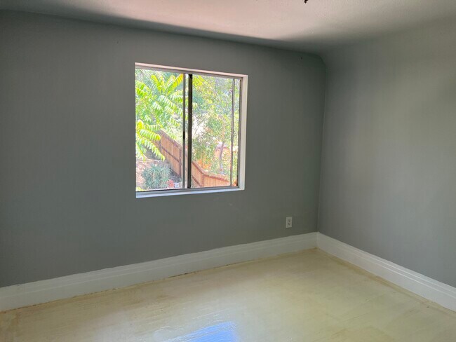 Upstairs bedroom back - 411 Isabel St