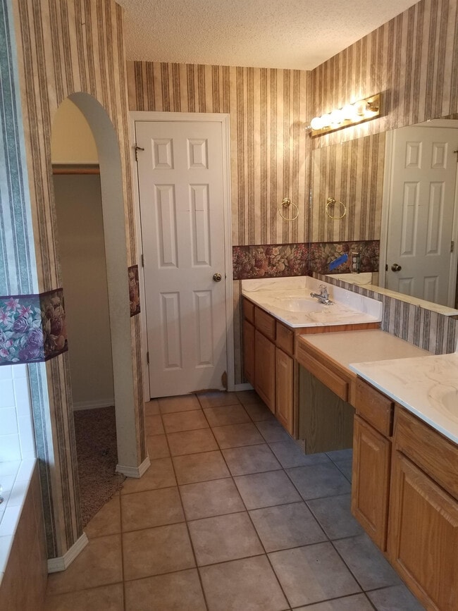 Building Photo - 18 Fairbrook Ln