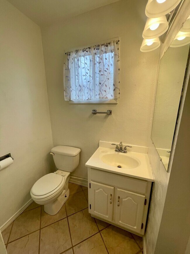 Building Photo - Manitou Springs 2 bedroom / 1 bath Available NOW