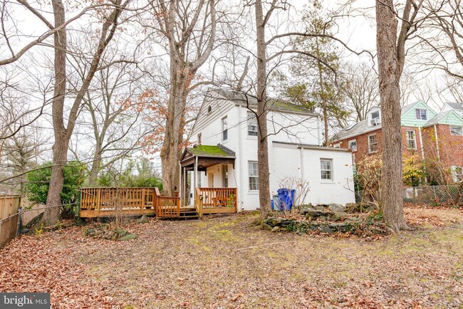 Building Photo - 4914 Crescent St