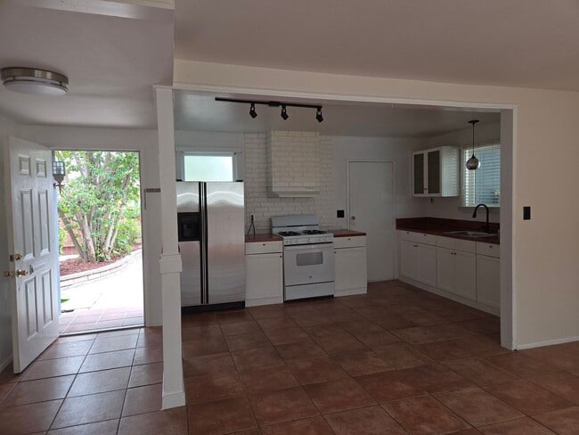 Building Photo - PRIVATE 3 bed/3 bath HOME + LARGE BONUS ROOM. NO OTHER UNITS ON PROPERTY.
