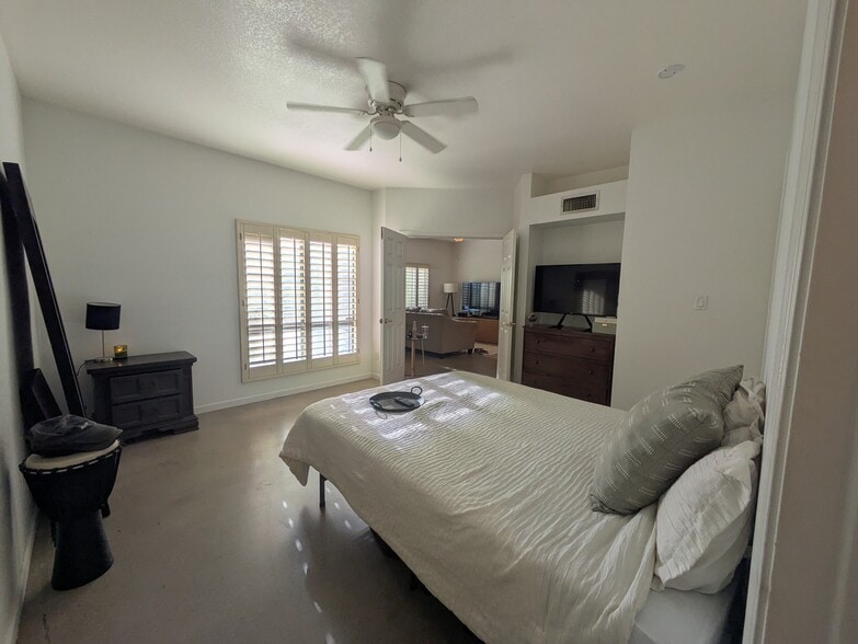 bedroom - 100 E Fillmore St