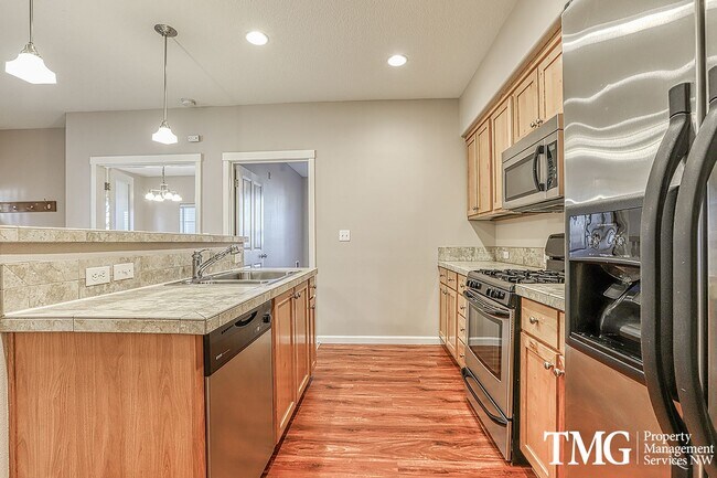 Building Photo - Beautiful Ground Level 1+br Condo ** Water/Sewer/Garbage Included **